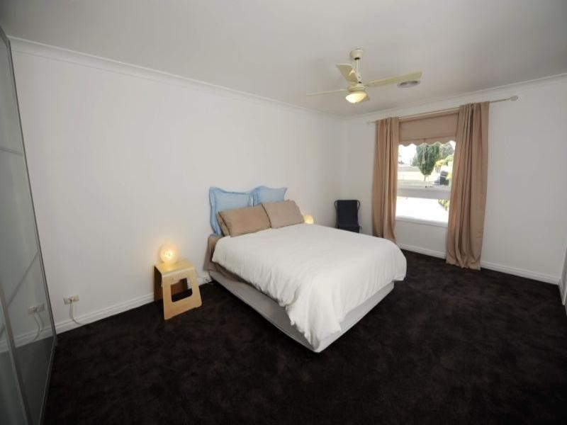 8 Snowdon Drive, Cheltenham VIC 3192