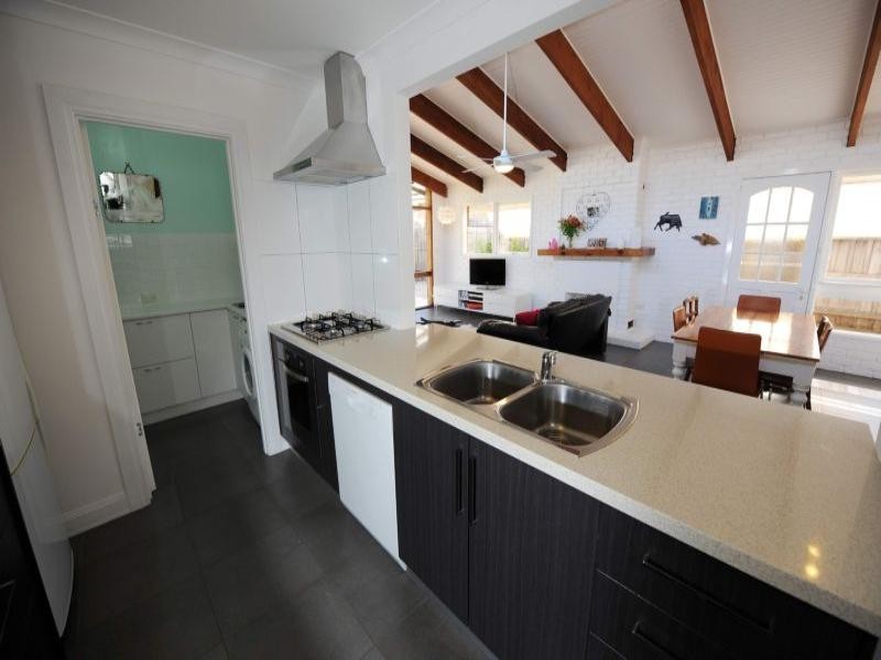 8 Snowdon Drive, Cheltenham VIC 3192