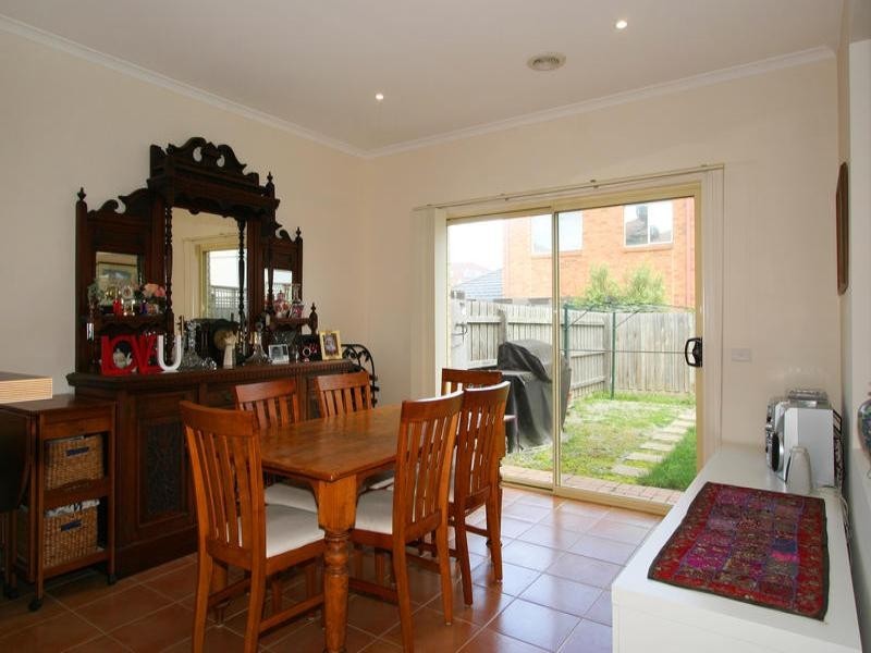 8 Travers Walk, Heatherton VIC 3202