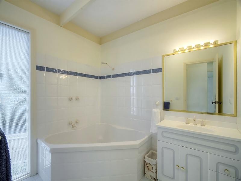 18 Snowdon Drive, Cheltenham VIC 3192