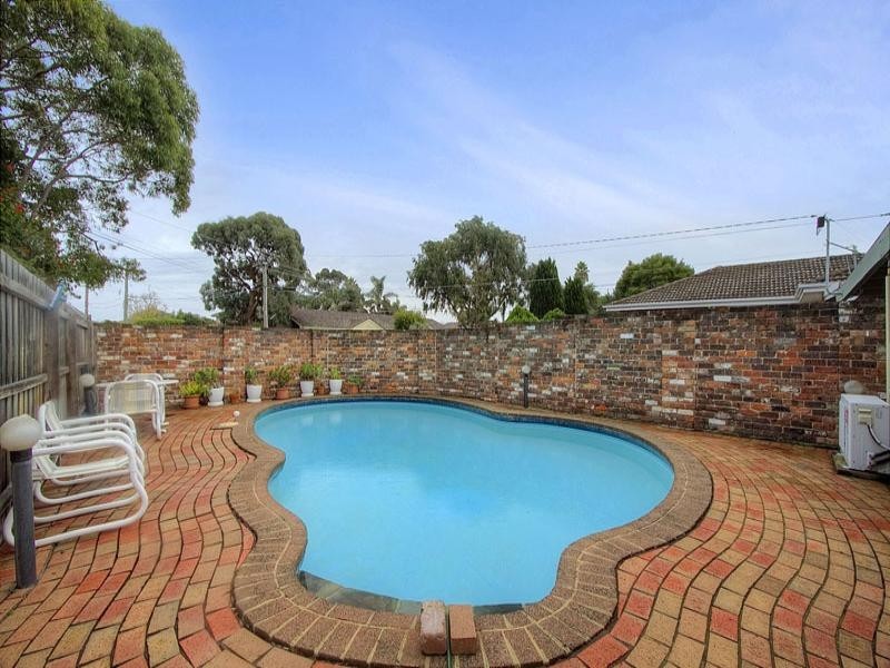 18 Snowdon Drive, Cheltenham VIC 3192