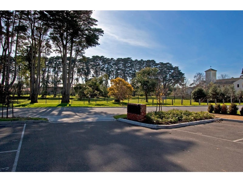 2/3 Evergreen Circuit, Cheltenham VIC 3192