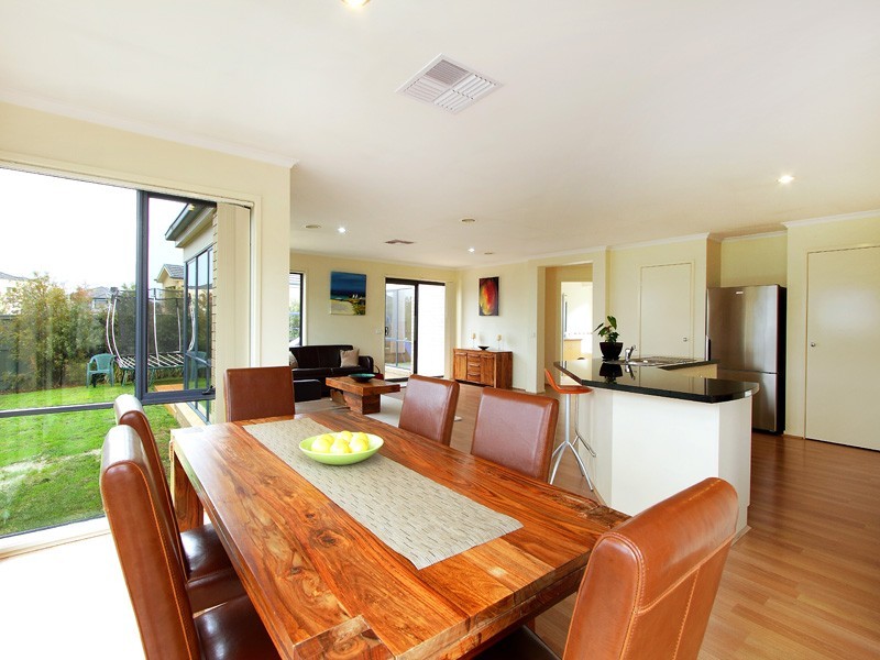 2 Greenbush Grove, Waterways VIC 3195