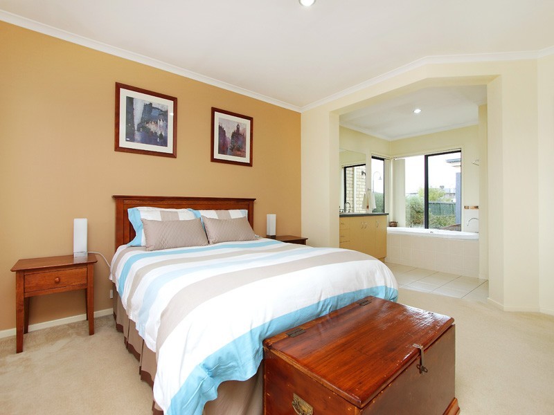 2 Greenbush Grove, Waterways VIC 3195