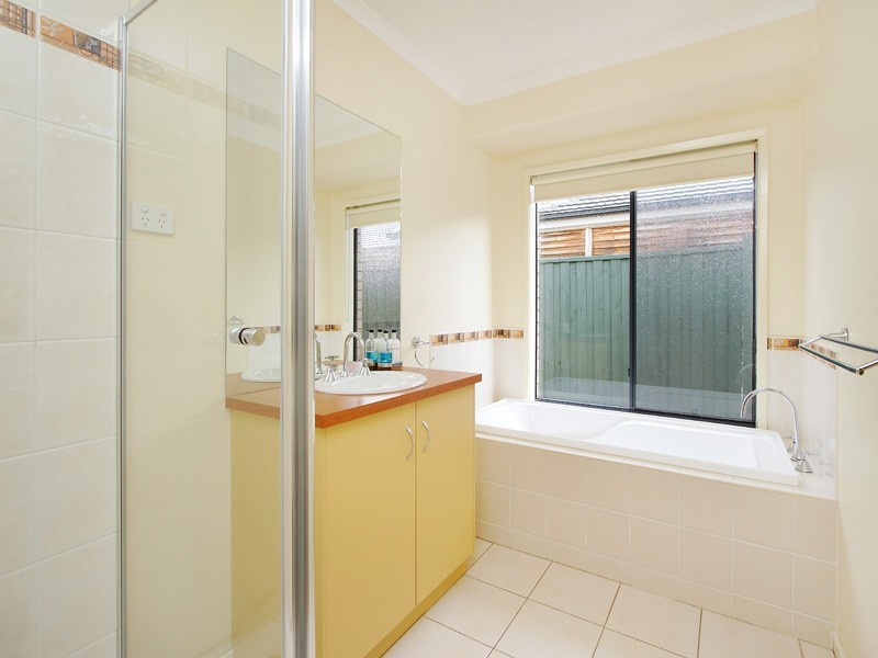 2 Greenbush Grove, Waterways VIC 3195