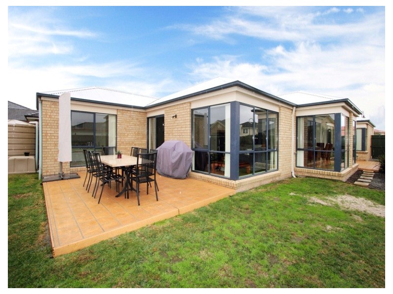 2 Greenbush Grove, Waterways VIC 3195