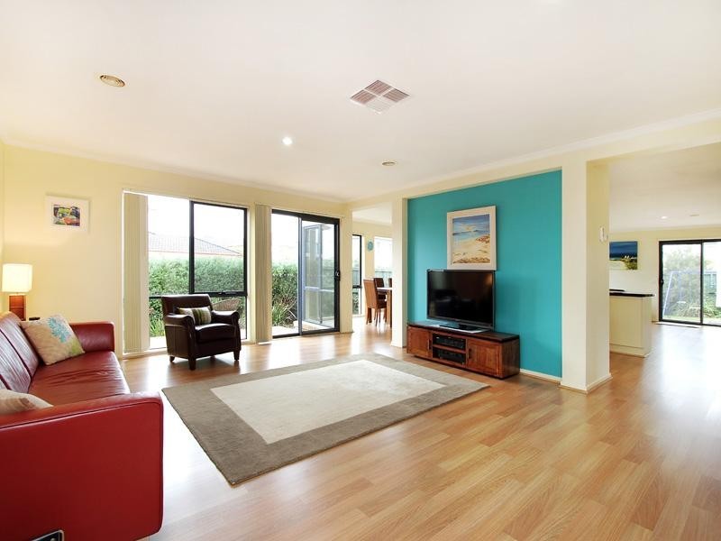 2 Greenbush Grove, Waterways VIC 3195