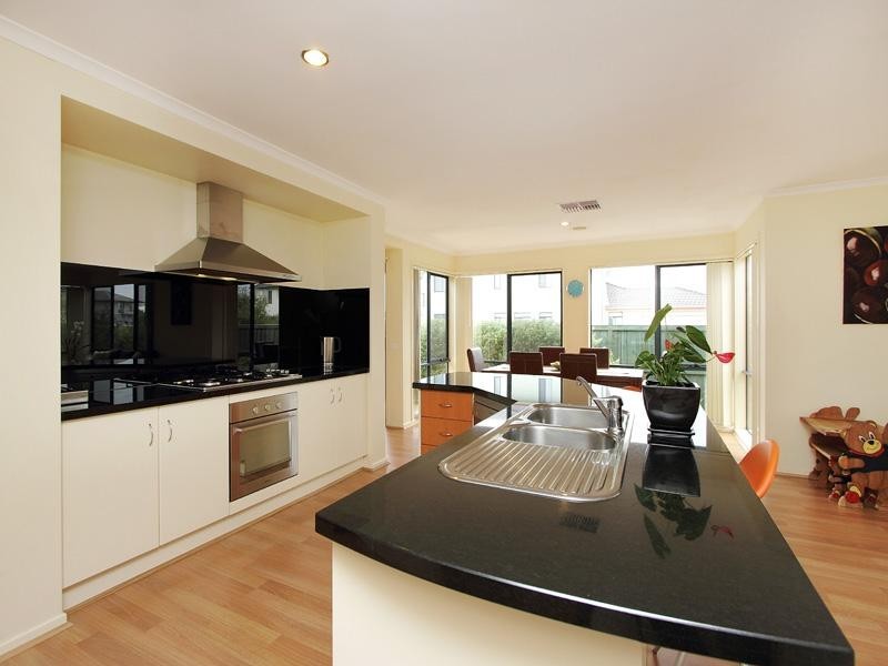 2 Greenbush Grove, Waterways VIC 3195