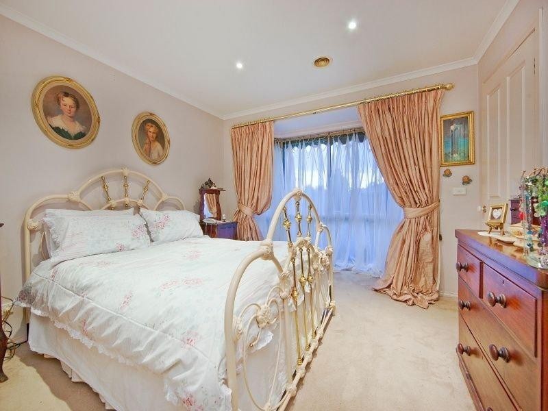 8 Tintern Grove, Cheltenham VIC 3192