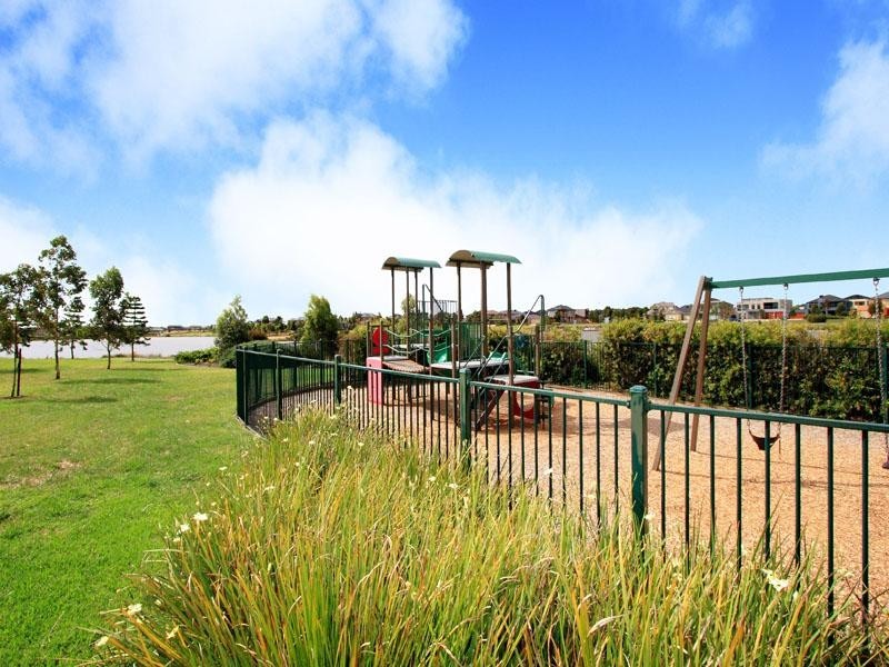 11 Fountain Court, Waterways VIC 3195