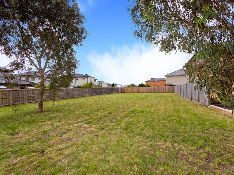 1 Lake King Circle, Waterways VIC 3195