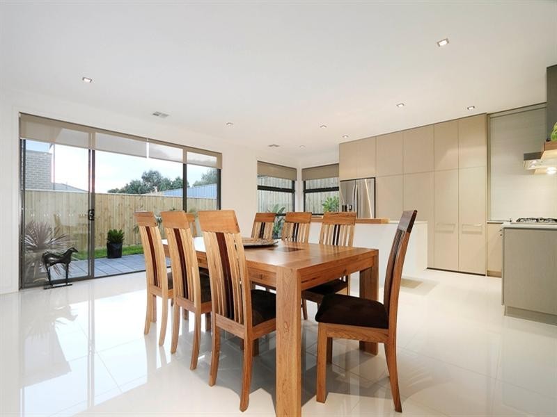 19 Ashberg Drive, Waterways VIC 3195