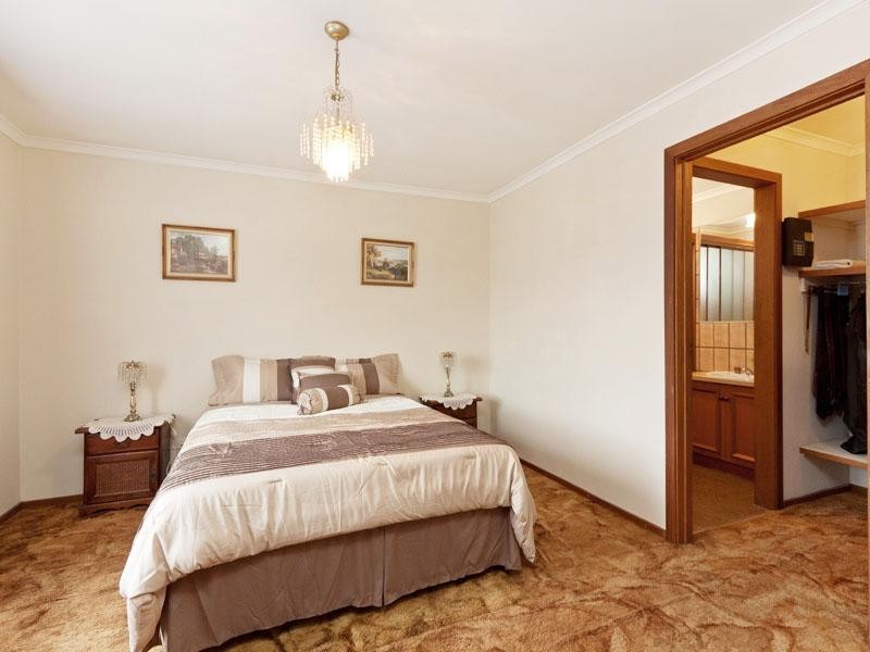 24 Kubis Crescent, Dingley Village VIC 3172