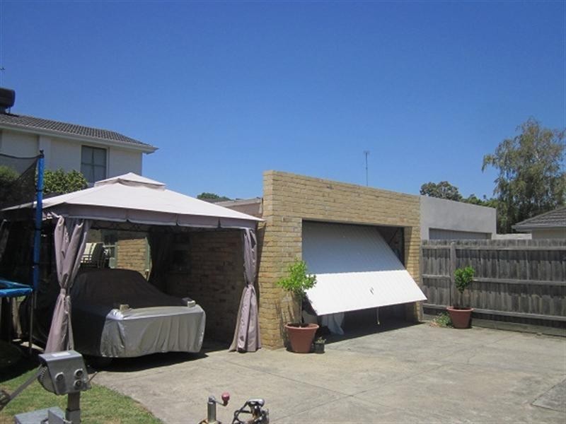 11 Pauline Avenue, Dingley Village VIC 3172