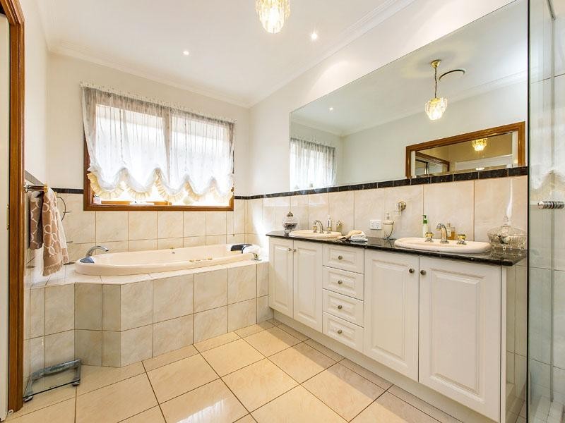 14 Aisha Crescent, Dingley Village VIC 3172