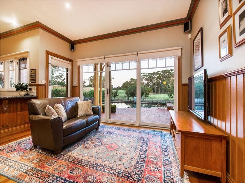 33 Higgins Close, Dingley Village VIC 3172
