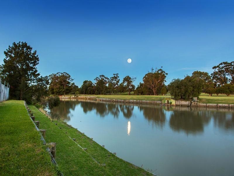 33 Higgins Close, Dingley Village VIC 3172