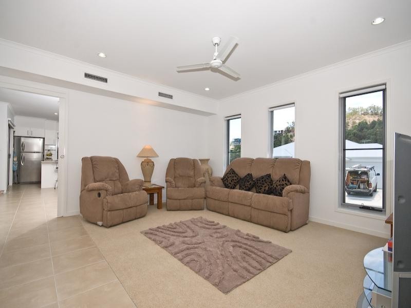 33 Hillside Circuit, Chermside West QLD 4032