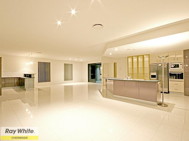 15 Cerbaia Close, Bridgeman Downs QLD 4035