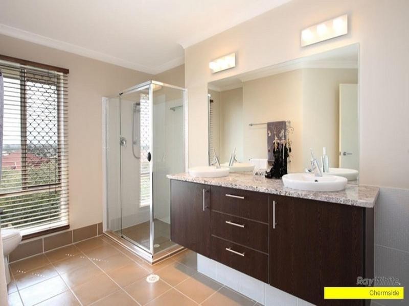 8 Cerbaia Close, Bridgeman Downs QLD 4035