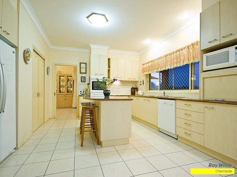 2 Castlehaven Close, Chermside West QLD 4032