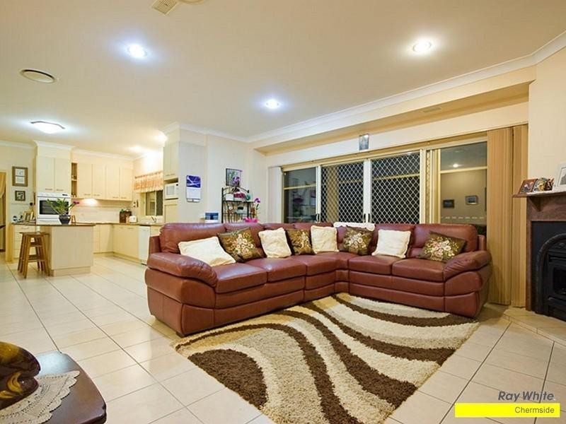 2 Castlehaven Close, Chermside West QLD 4032