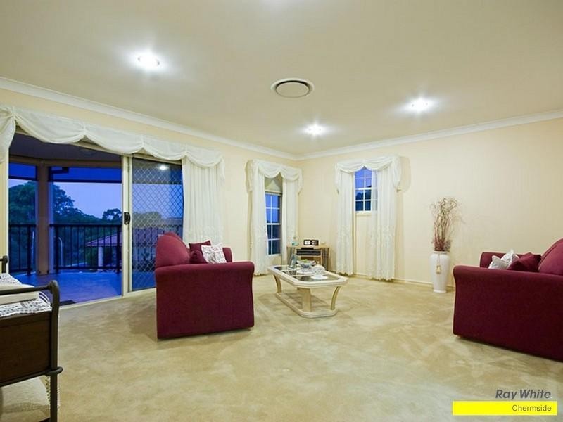 2 Castlehaven Close, Chermside West QLD 4032
