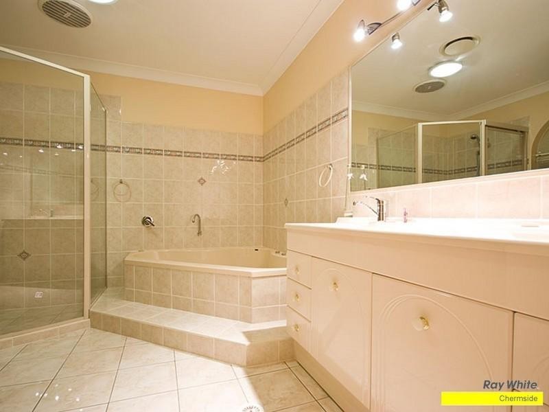 2 Castlehaven Close, Chermside West QLD 4032