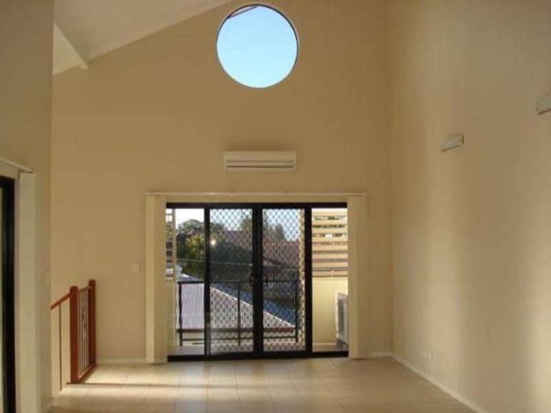 2/12 Landsborough Avenue, Scarborough QLD 4020