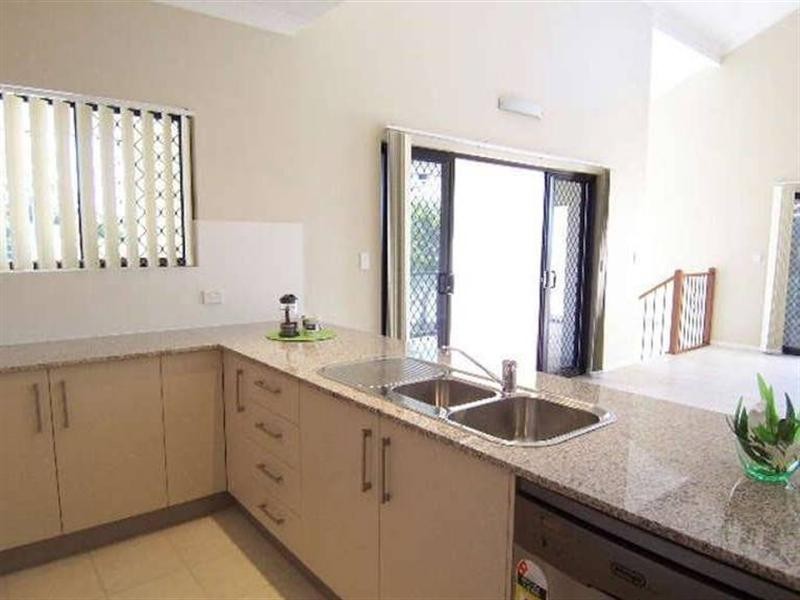 2/12 Landsborough Avenue, Scarborough QLD 4020