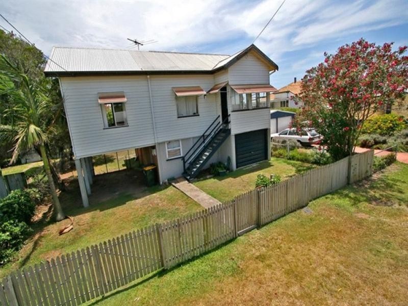 32 Tenth Avenue, Sandgate QLD 4017