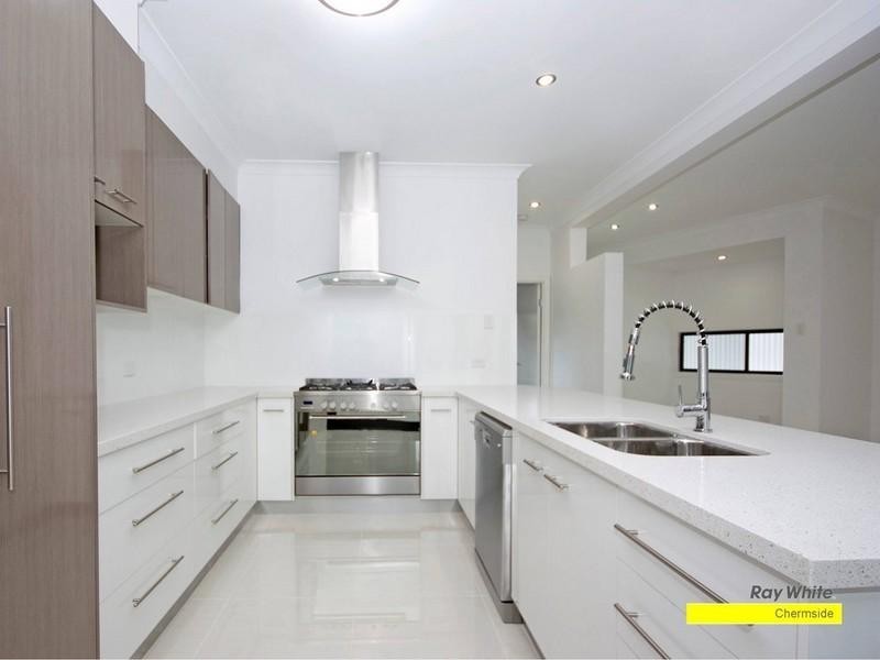 10 Amott Street, Stafford Heights QLD 4053