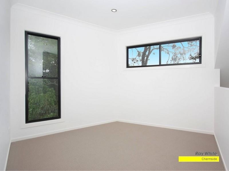 10 Amott Street, Stafford Heights QLD 4053