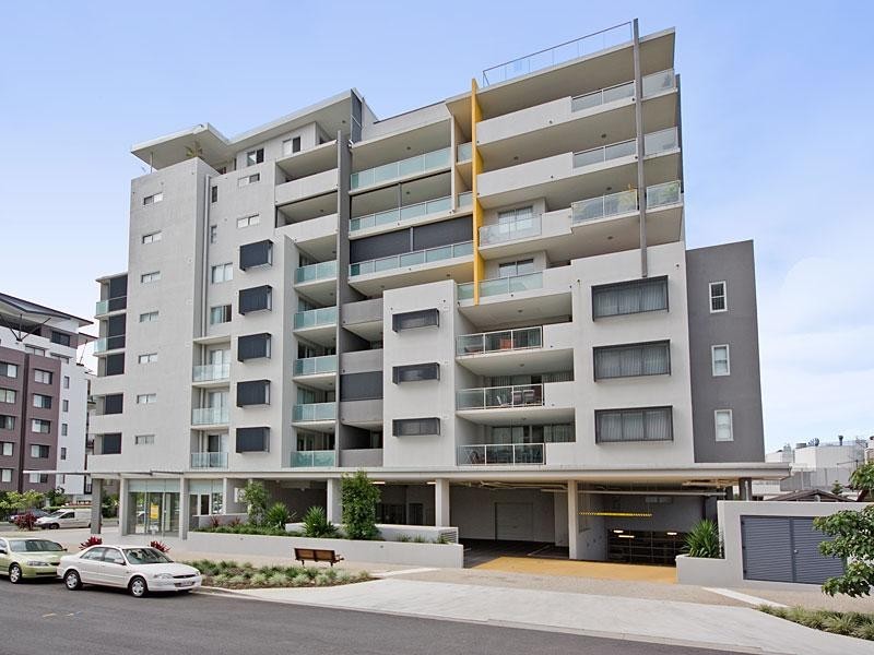 8/27 Playfield Street, Chermside QLD 4032