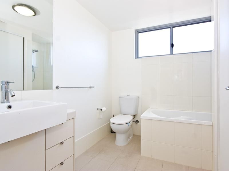 8/27 Playfield Street, Chermside QLD 4032