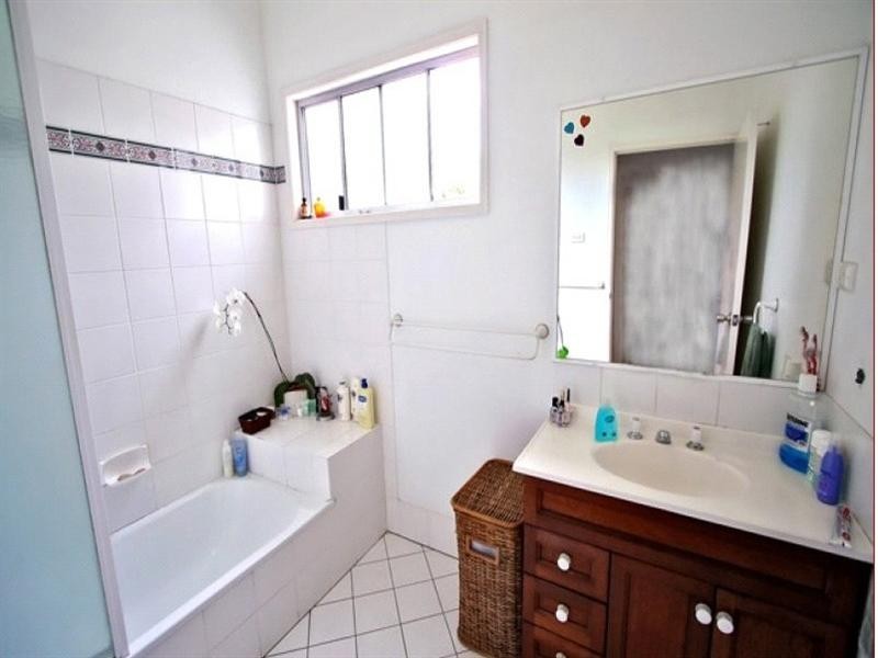 32 Tenth Avenue, Sandgate QLD 4017