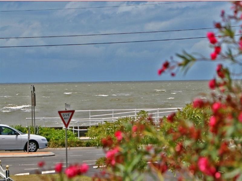 32 Tenth Avenue, Sandgate QLD 4017