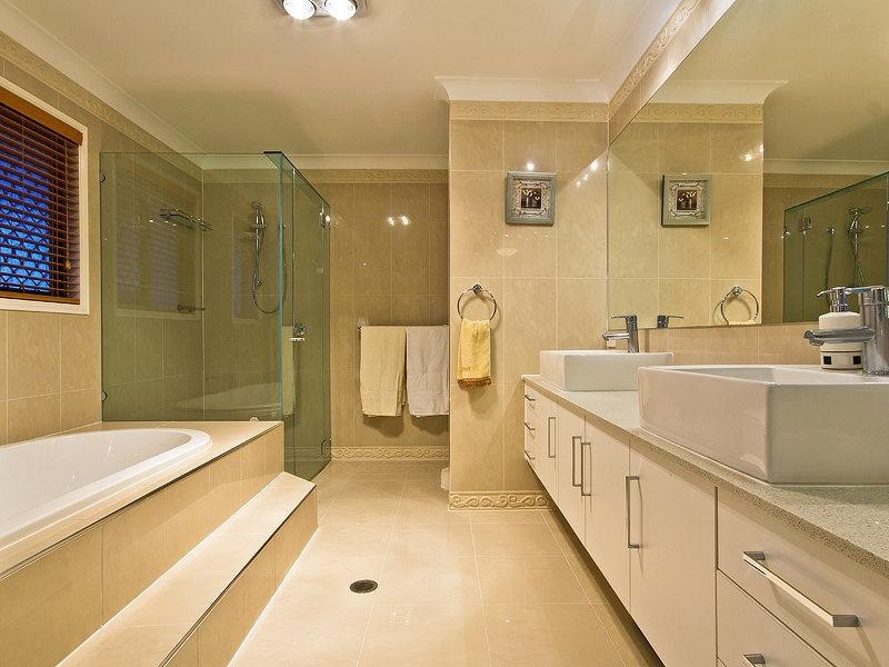 16 Azienda Place, Bridgeman Downs QLD 4035