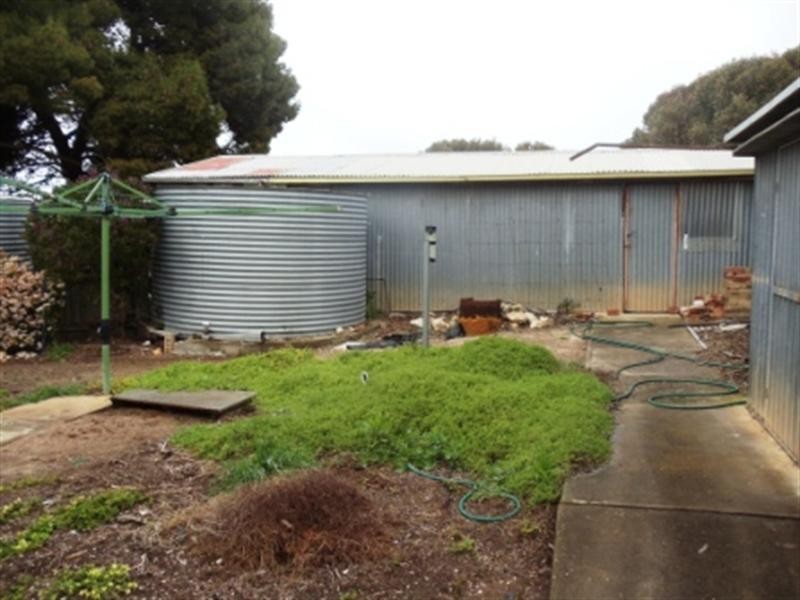 8 Main Street, Pine Point SA 5571