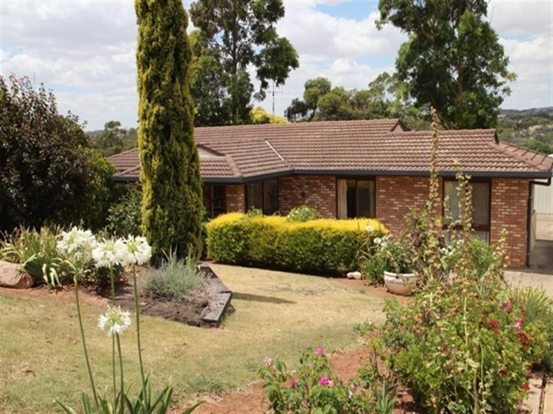 8 Pollock Crescent, Clare SA 5453