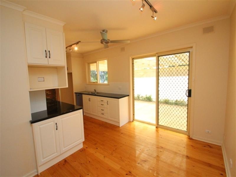 8 Pollock Crescent, Clare SA 5453