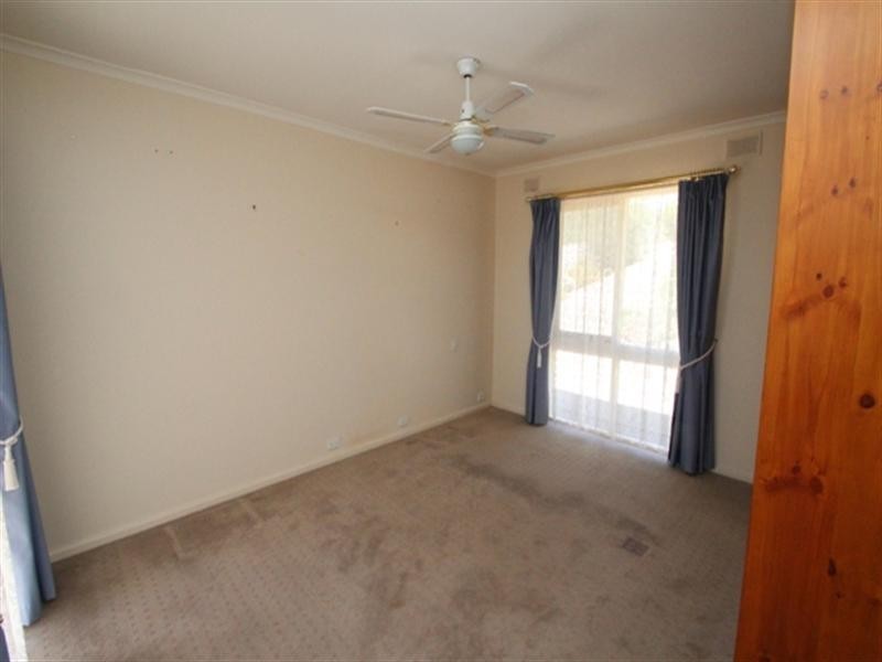 8 Pollock Crescent, Clare SA 5453