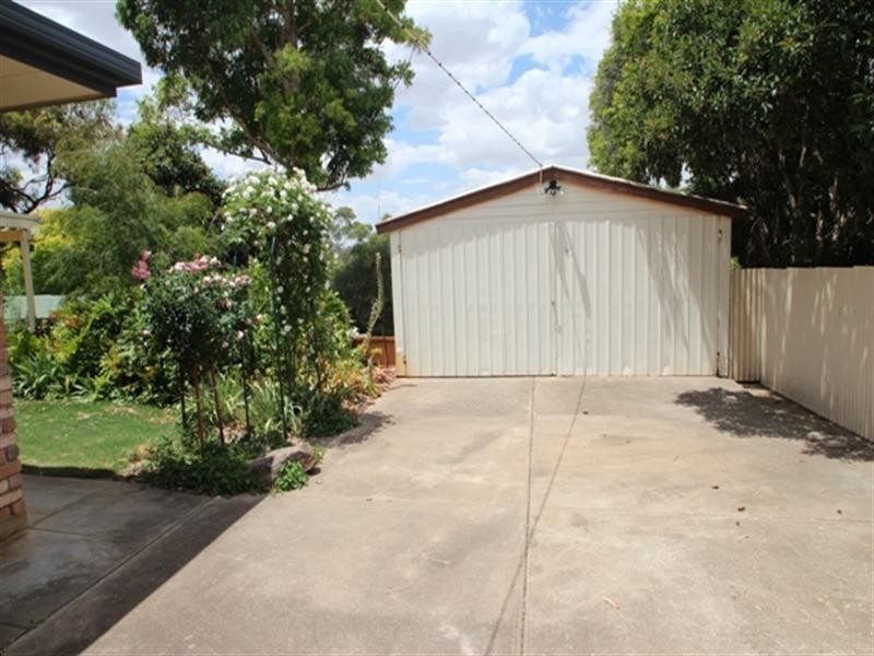 8 Pollock Crescent, Clare SA 5453