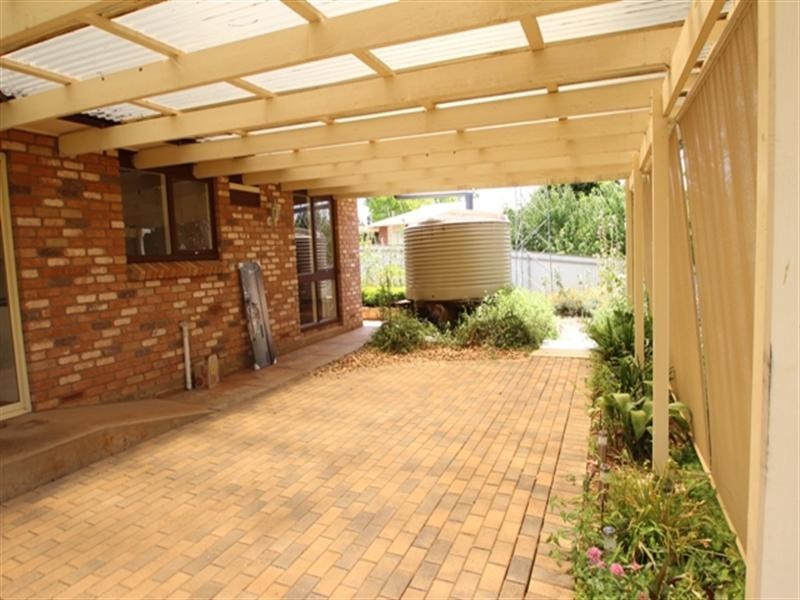 8 Pollock Crescent, Clare SA 5453