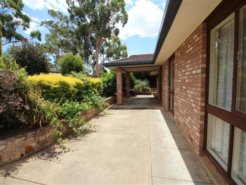 8 Pollock Crescent, Clare SA 5453