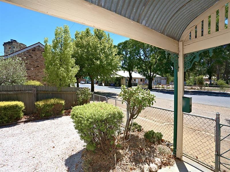 8 Upper Thames Street, Burra SA 5417