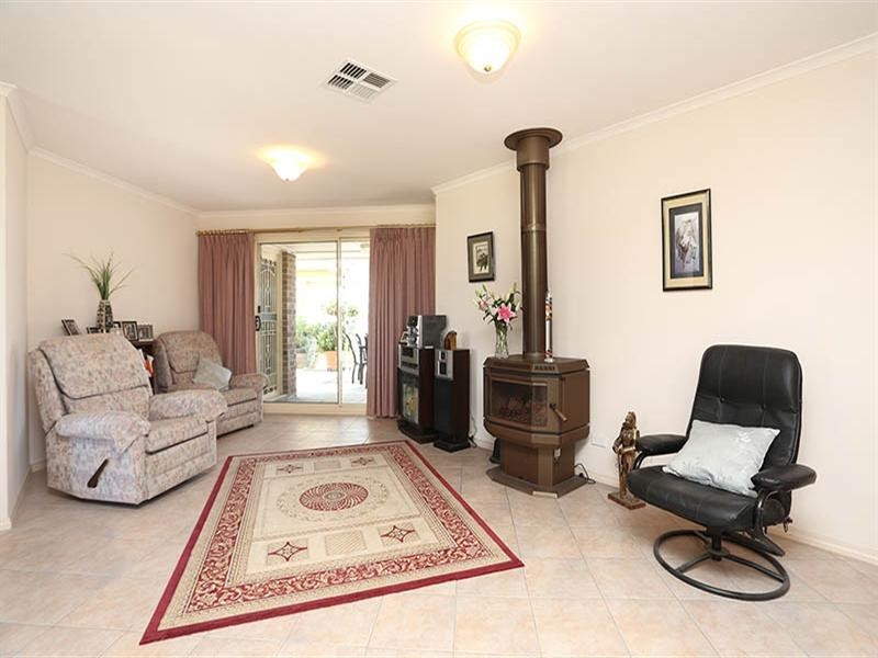 8 March Court, Clare SA 5453