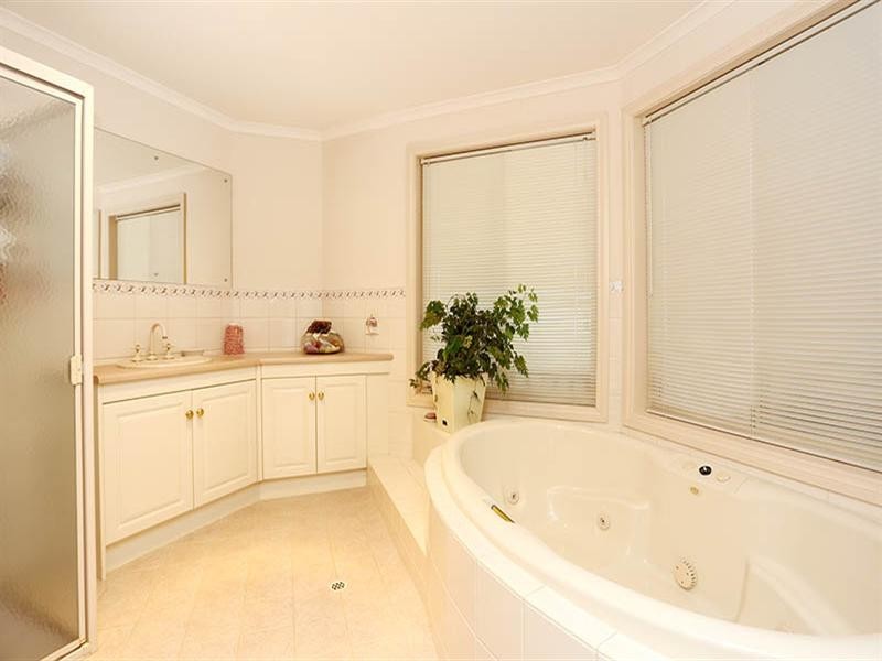 8 March Court, Clare SA 5453