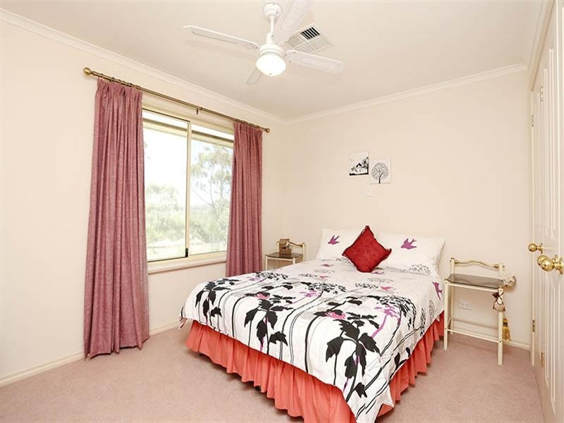8 March Court, Clare SA 5453