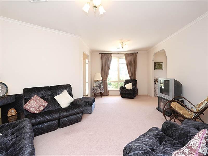 8 March Court, Clare SA 5453